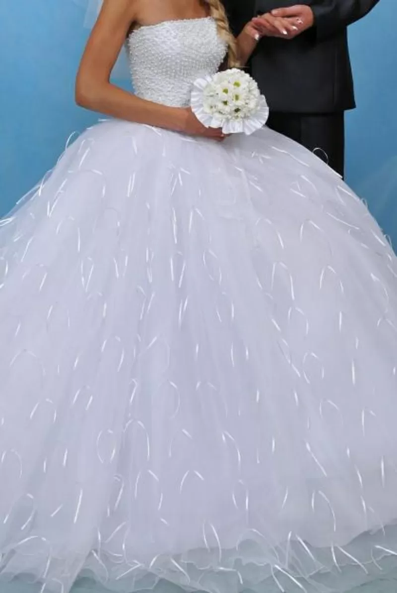 Продам свадебное платье  цвет-белый.размер42-44